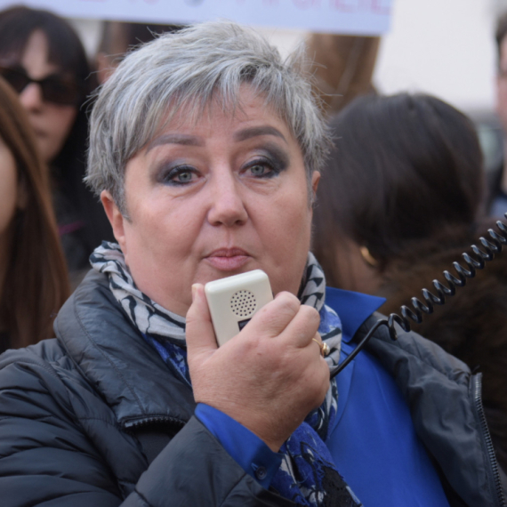 Određen pritvor osumnjičenoj da je nožem povredila dekanku fakulteta u Nišu