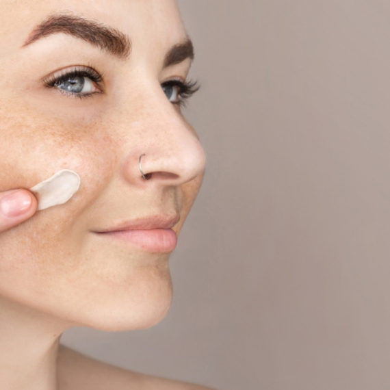 Napravite domaći serum od 2 sastojka koji uklanja tamne mrlje na licu