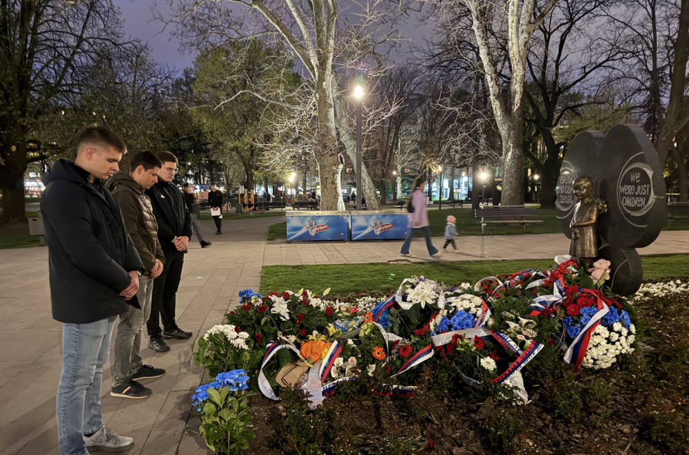 Studenti koji žele da uče položili venac na spomenik Milici Rakić FOTO