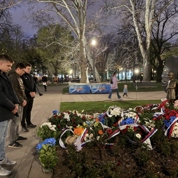 Studenti koji žele da uče položili venac na spomenik Milici Rakić FOTO