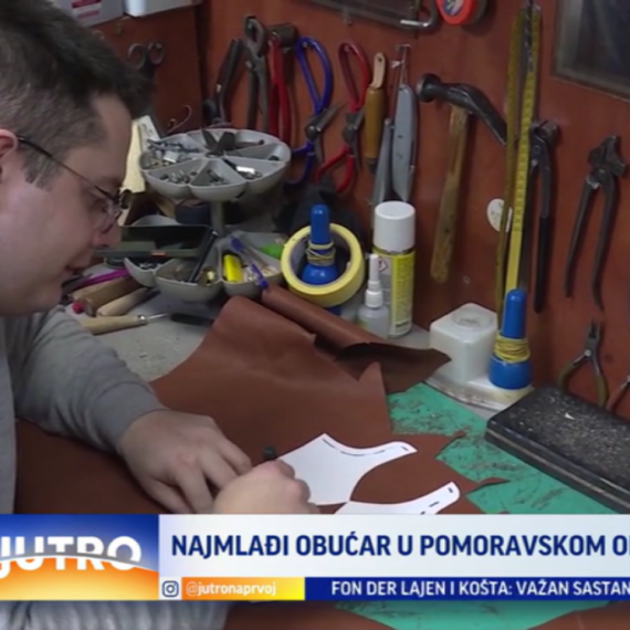 Za 8 godina ručno izradio preko 200 cipela: Ovo je najmlađi obućar u Pomoravskom okrugu VIDEO