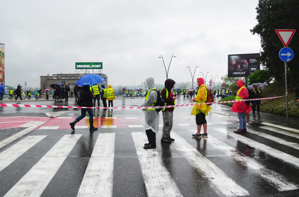 Mala grupa studenata blokirala Brankov most; "Beograd ovo nije zaslužio"; Uz muziku žalili žrtve? FOTO/VIDEO