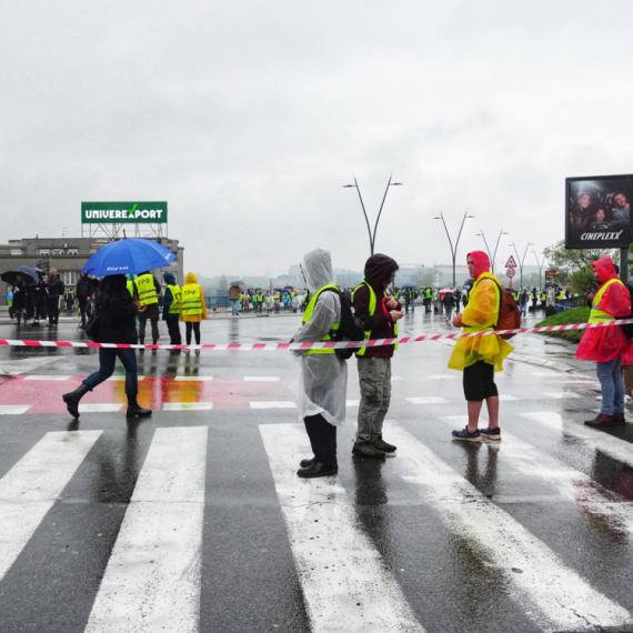 Mala grupa studenata blokirala Brankov most; "Beograd ovo nije zaslužio"; Uz muziku žalili žrtve? FOTO/VIDEO