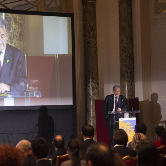 Skandal u Italiji; Bivši premijer počupao novinarku – nije mu se svidelo pitanje VIDEO