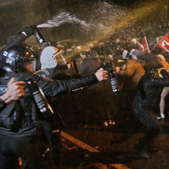 Potpuni haos na ulicama Turske; Sukob policije i demonstranata: Suzavac, gumeni meci, vodeni topovi FOTO/VIDEO
