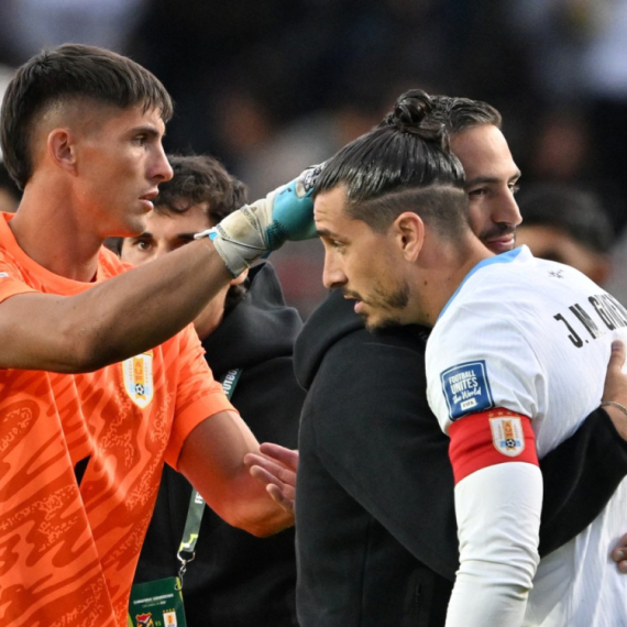 Scena koja je uplašila sve: Fudbaler Atletika nije mogao da diše – na terenu uzeo masku za kiseonik VIDEO