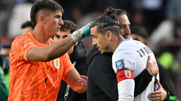 Scena koja je uplašila sve: Fudbaler Atletika nije mogao da diše – na terenu uzeo masku za kiseonik VIDEO