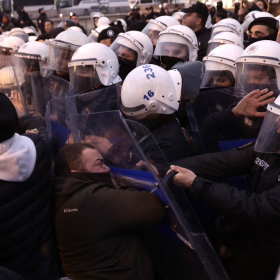 Turska policija uhapsila skoro 2.000 demonstranata FOTO/VIDEO