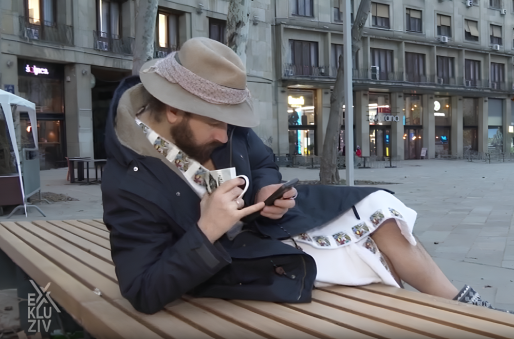 Poznati glumac ležao na klupi u centru Beograda: Ljudi ga pitali da li je dobro FOTO/VIDEO