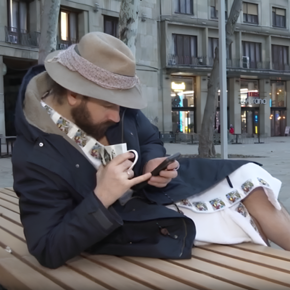 Poznati glumac ležao na klupi u centru Beograda: Ljudi ga pitali da li je dobro FOTO/VIDEO