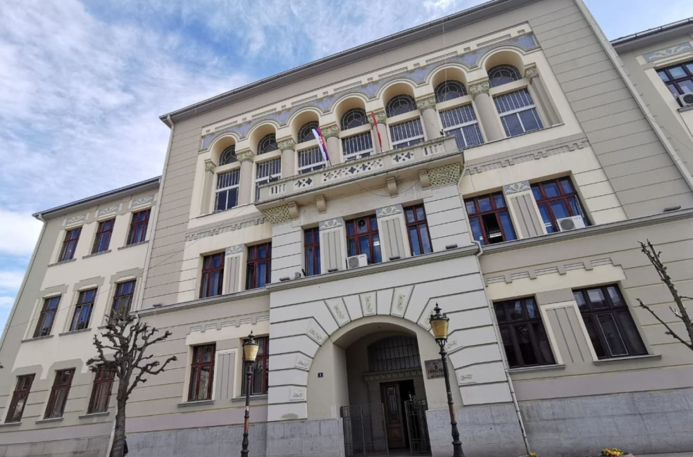 Drama u Čačku: Širom grada stigle dojave o bombama; Evakuisani đaci i zaposleni