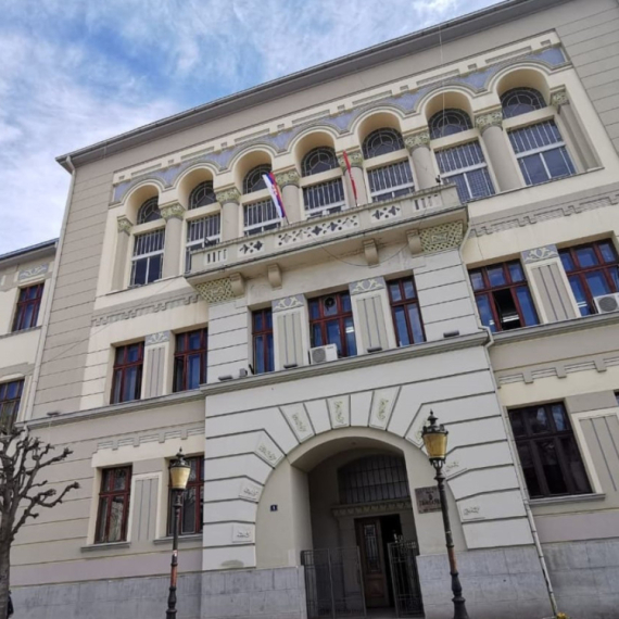 Drama u Čačku: Širom grada stigle dojave o bombama; Evakuisani đaci i zaposleni