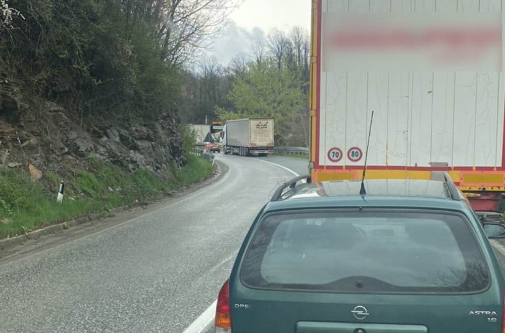Teška saobraćajna nesreća na Ibarskoj magistrali: Troje povređenih; Obustavljen saobraćaj FOTO