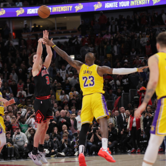 Lebron i Dončić "srušeni" uz zvuk sirene – sa polovine terena! VIDEO