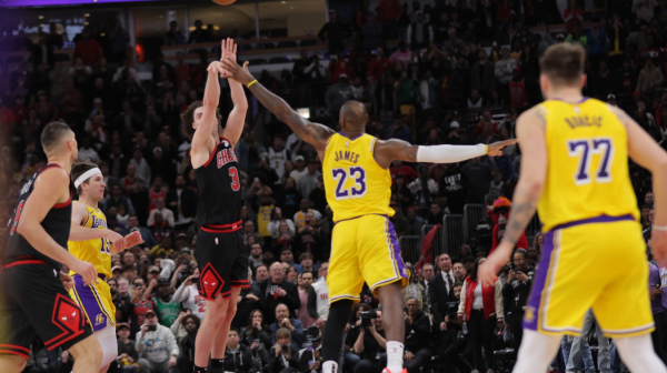 Lebron i Dončić "srušeni" uz zvuk sirene – sa polovine terena! VIDEO