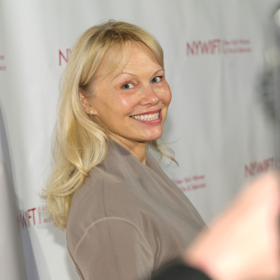 "Goli pištolj" se vraća: U glavnoj ulozi Lijam Nison i Pamela Anderson VIDEO