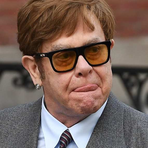 Elton Džon se požalio: "Nema veliku kuću, pa 15.000 naočara čuvam u skladištu" FOTO