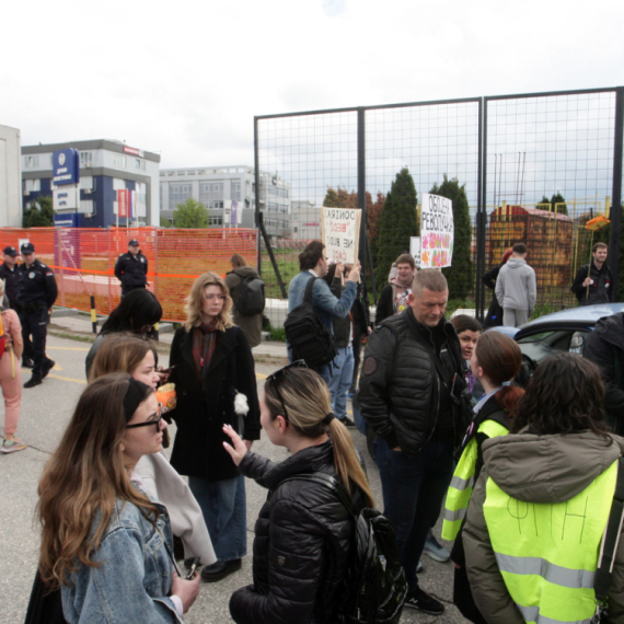 Studenti blokaderi kod "Informera"; Mali: Ugrozili su zaposlene, podrška za sve novinare i urednike FOTO