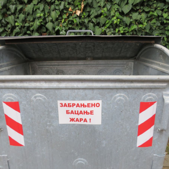 Zamenjeni metalni kontejneri na više lokacija u gradu