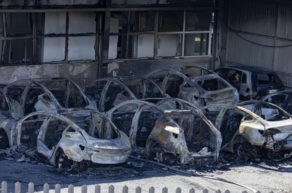 Izgorelo 16 vozila Tesla: Ostale samo olupine; Požar podmetnut? FOTO/VIDEO