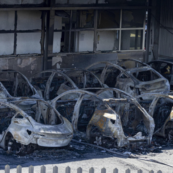 Izgorelo 16 vozila Tesla: Ostale samo olupine; Požar podmetnut? FOTO/VIDEO