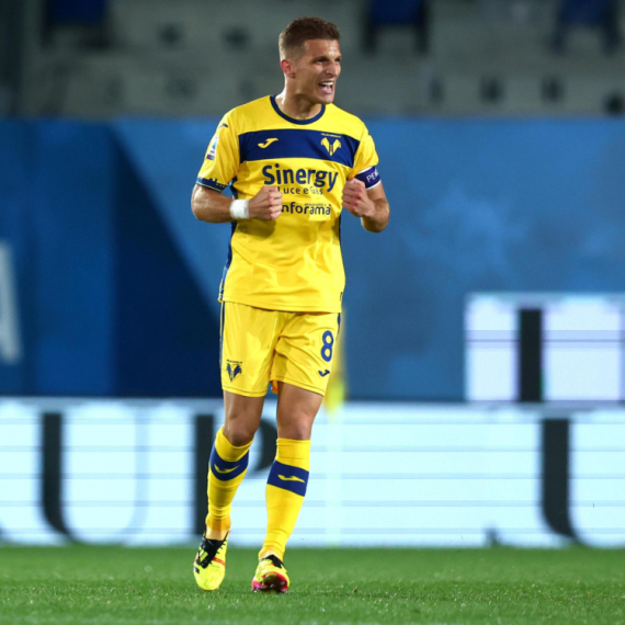 Lazović "zaspao" na klupi