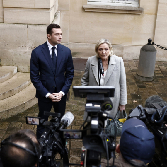 Desna ruka Marin le Pen: Francuska demokratija je ubijena