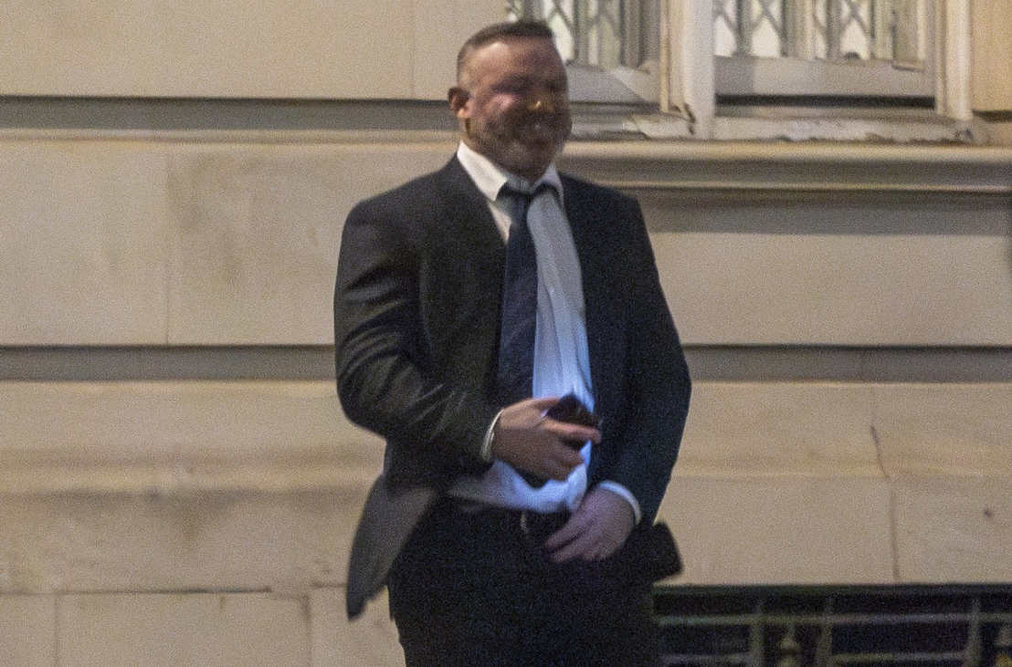 Vejn Runi urinirao nasred ulice FOTO