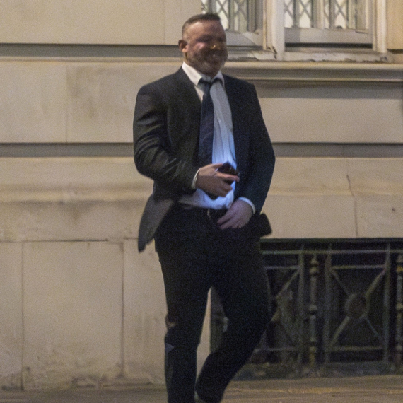 Vejn Runi urinirao nasred ulice FOTO