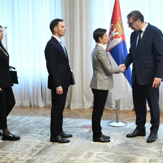 Konsultacije o mandataru, dan drugi: Vučić se sastao sa predstavnicima SPS i SNS; FOTO