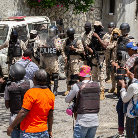 Potpuni haos na Haitiju: Demonstranti u sukobu sa policijom, mahali mačetama FOTO/VIDEO