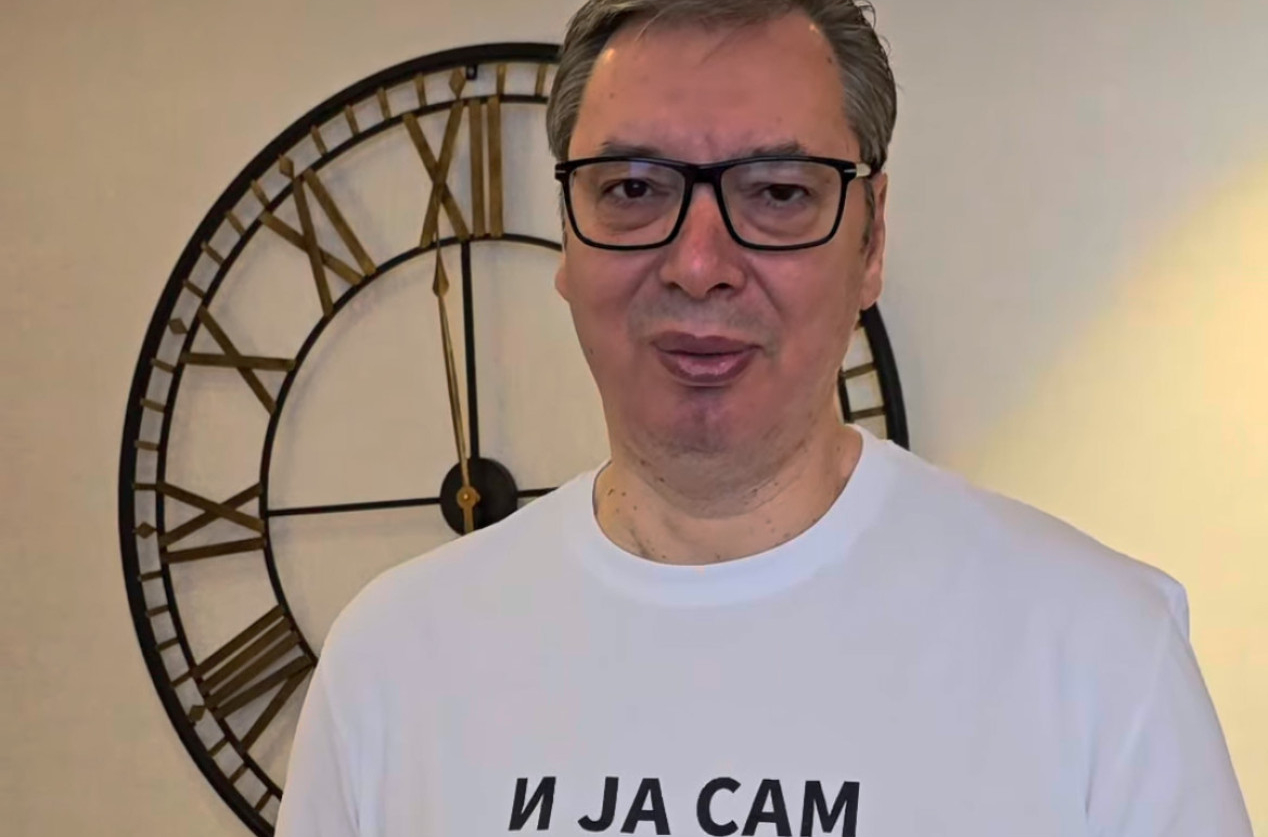 Vučić u majici na kojoj piše "I ja sam ćaci": Ti mladi ljudi su mnogo hrabriji od mene VIDEO