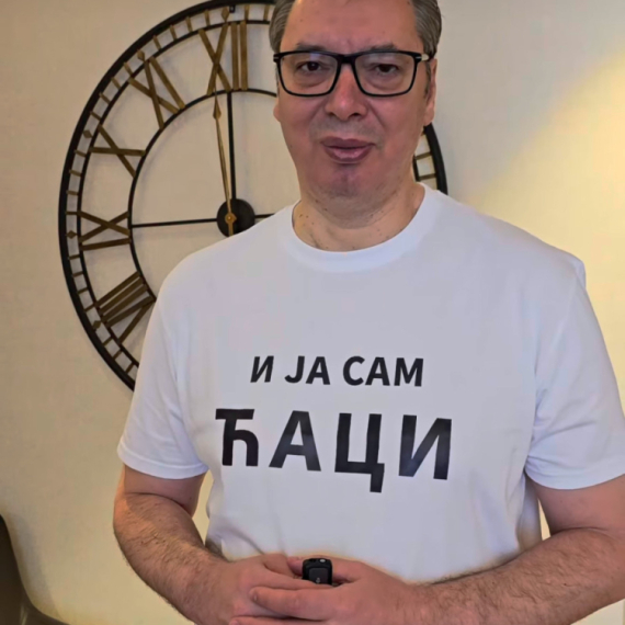 Vučić u majici na kojoj piše "I ja sam ćaci": Ti mladi ljudi su mnogo hrabriji od mene VIDEO