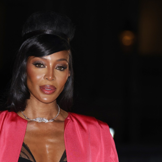 Kažu da je najveća zlobnica sa modne piste, ali dovoljno je da telo prekrije perlicama i nastaje haos VIDEO