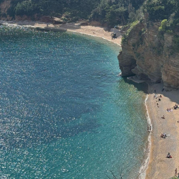 Juče pune plaže, a danas zimska idila: Šok u Budvi u aprilu - sneg provejava kao da je januar
