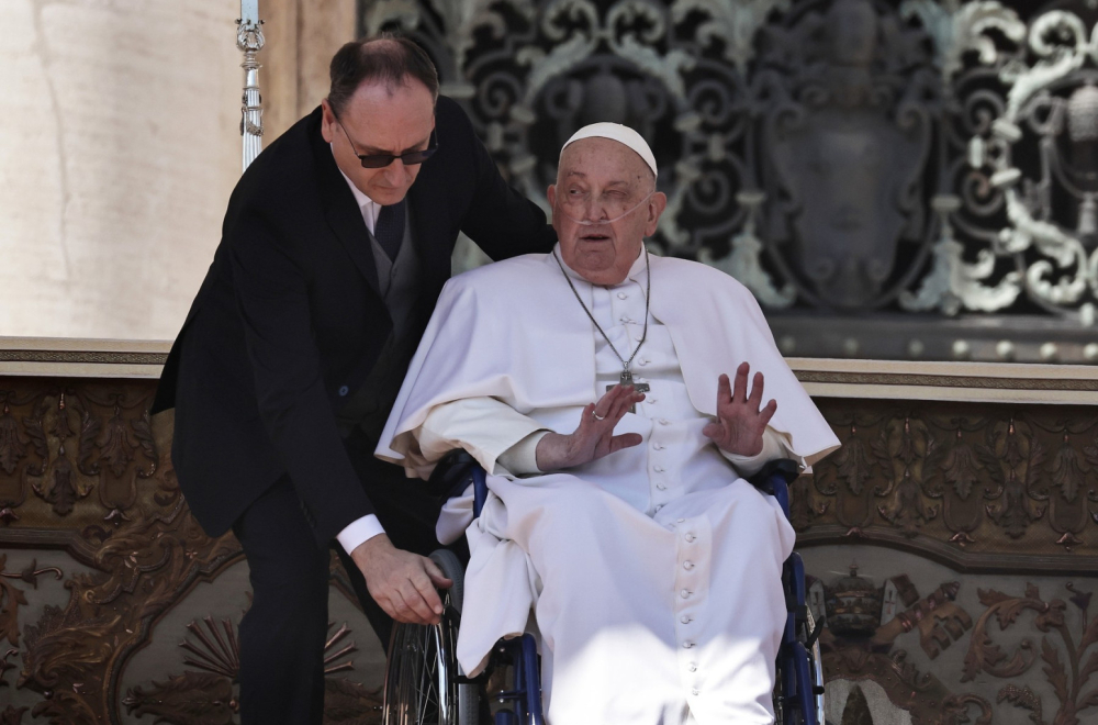 Papa Franja prvi put na misi posle duge bolesti: Pojavio se u kolicima, priključen na kiseonik FOTO