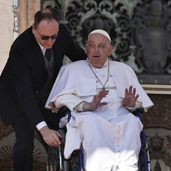 Papa Franja prvi put na misi posle duge bolesti: Pojavio se u kolicima, priključen na kiseonik FOTO