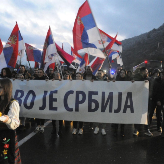 Srbi sa KiM dočekani po srpskim običajima: Ključna poruka – "Neka živi najlepša otadžbina Srbija" FOTO