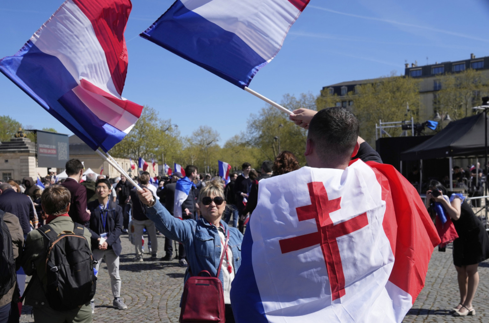 Propao skup podrške Marin le Pen? Slaba posećenost u centru Pariza FOTO
