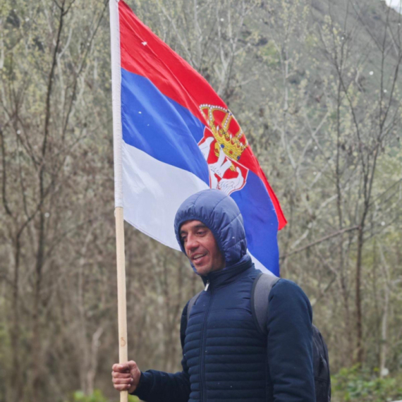 Slika za ponos – Nikola iz Gnjilana ne ispušta trobojku dok pešači ka Beogradu FOTO
