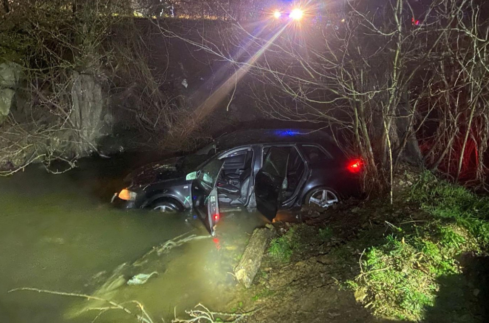 Drama kod Sjenice: Vozilo sa ženama i malom decom sletelo u reku FOTO