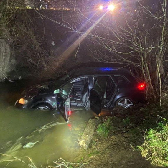 Drama kod Sjenice: Vozilo sa ženama i malom decom sletelo u reku FOTO