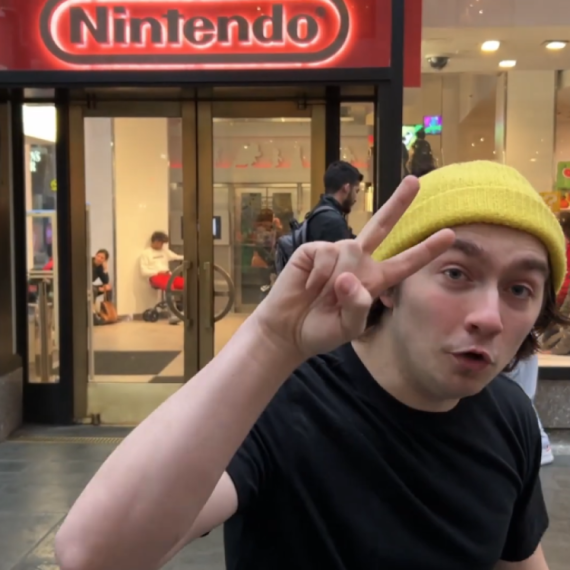 Stao u red dva meseca ranije: Jutjuber jedva čeka novu konzolu VIDEO