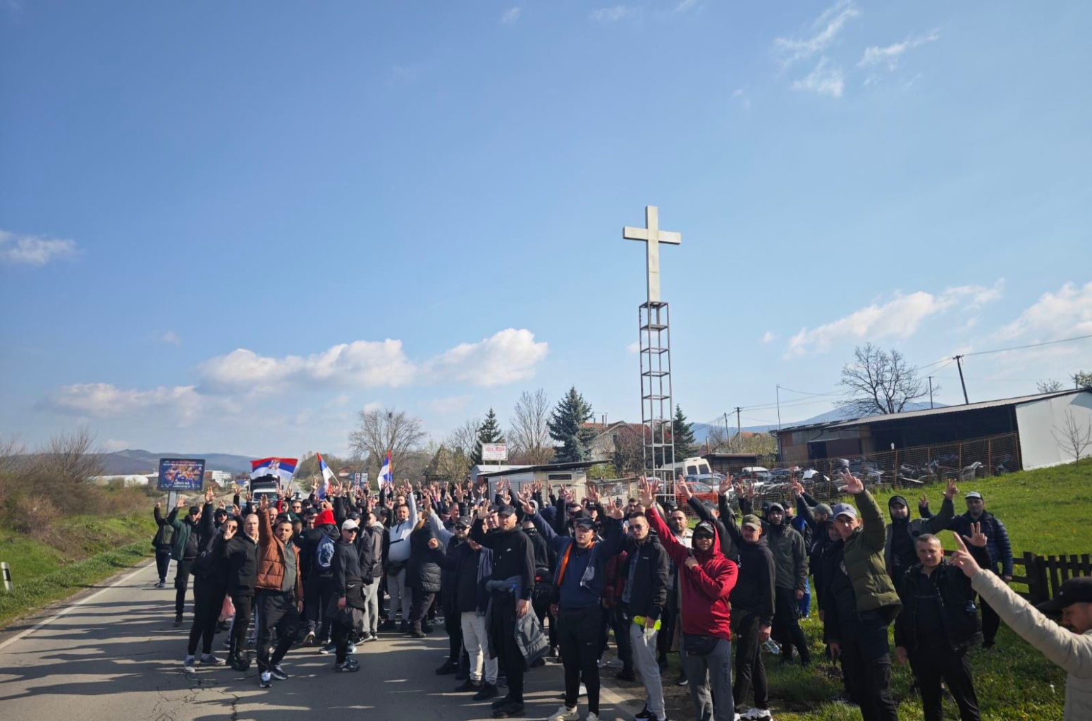 Serbs from KiM walk towards Belgrade for the fourth day: Gathered around the cross, they sent a strong message