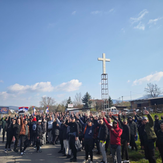 Serbs from KiM walk towards Belgrade for the fourth day: Gathered around the cross, they sent a strong message
