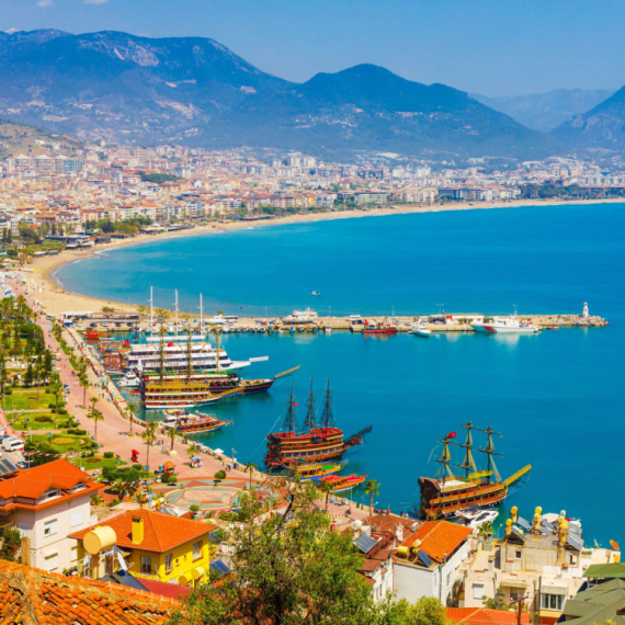 Turisti za Prvi maj u Antaliji mogli u istom danu da plivaju na plaži i grudvaju se VIDEO