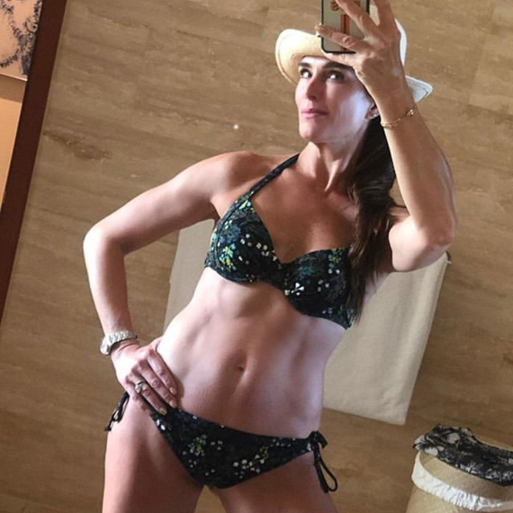 Spojila lepo i korisno: Pokazala telo u bikiniju, pa napravila pometnju na mrežama FOTO