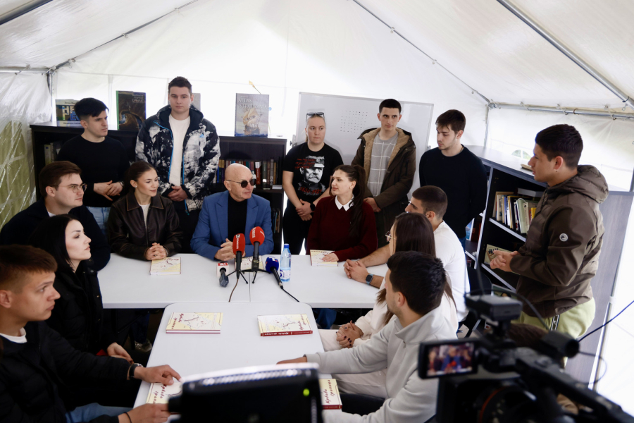Studenti koji žele da uče dočekali komandanta Dimčevskog: Drago mi je što podržavam ono za šta se vi borite