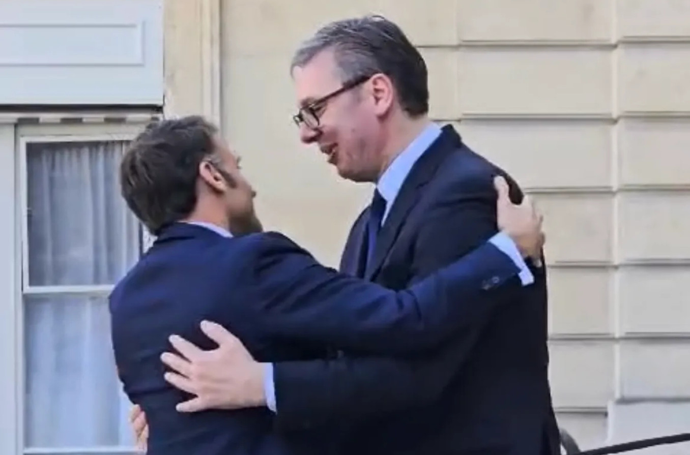 Srdačan zagrljaj ispred Jelisejske palate: Evo kako je Makron ispratio Vučića posle radnog ručka VIDEO