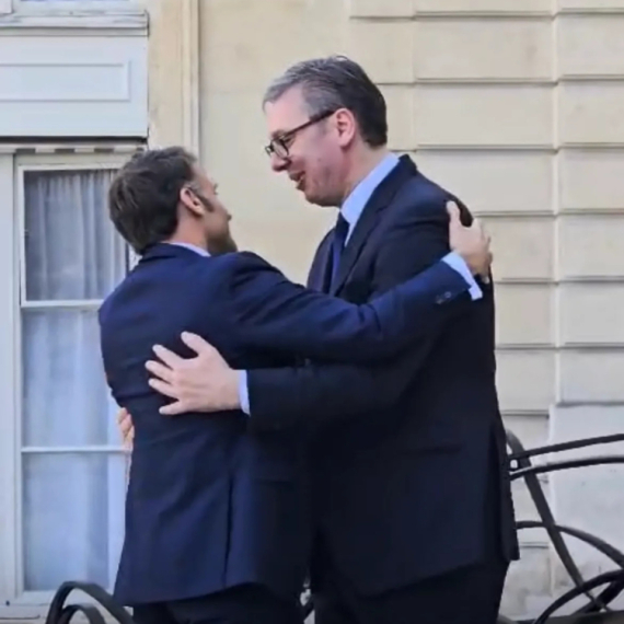 Srdačan zagrljaj ispred Jelisejske palate: Evo kako je Makron ispratio Vučića posle radnog ručka VIDEO
